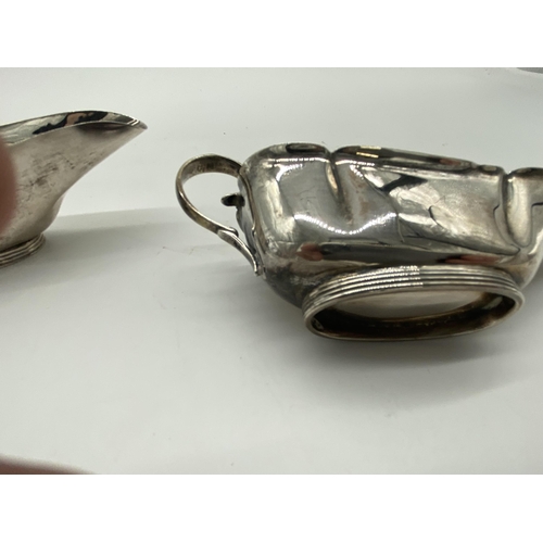 1385 - Pair of English silver sauce boats. Hallmarked in Birmingham 1903 Williams Birmingham Ltd. Wt: 100gr... 