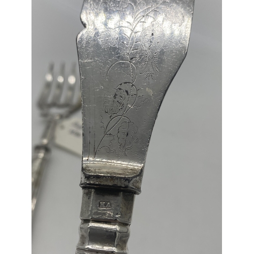 1396 - Kings Pattern fish knife and fork serving set with English silver handles. Hallmarked in Sheffield M... 