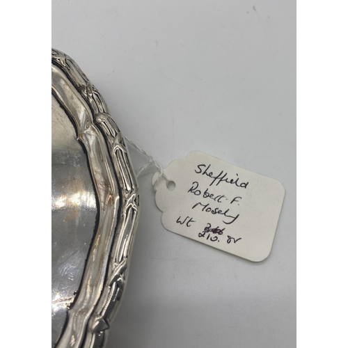 1397 - English silver salver. Hallmarked in Sheffield. 1911. Maker Robert F Mosely Wt: 210grs. { 2cm H X 20... 