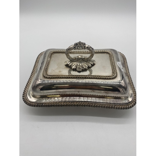 1423 - Pair of silver plated lidded entr�e dishes. Stamped Weir & Sons Dublin & Belfast. { 17cm H X 27cm W ... 