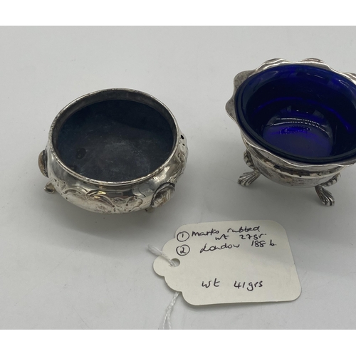 1403 - English silver salt pot with original Bristol blue glass liner. Hallmarks rubbed. Wt: 27grs. { 4cm H... 