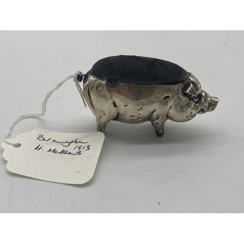 1407 - English silver pin cushion in the form of a pig. Hallmarked in Birmingham 1913. Maker H Matthews { 5... 