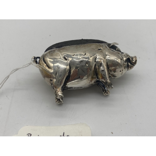 1407 - English silver pin cushion in the form of a pig. Hallmarked in Birmingham 1913. Maker H Matthews { 5... 