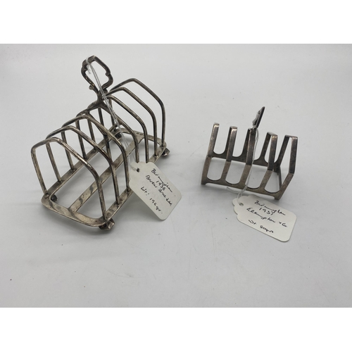 1410 - English silver toast rack Hallmarked in Birmingham 1938 Maker  Barker Brothers Ltd. Wt: 196grs. { 13... 