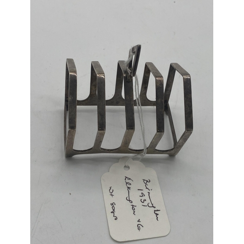 1410 - English silver toast rack Hallmarked in Birmingham 1938 Maker  Barker Brothers Ltd. Wt: 196grs. { 13... 