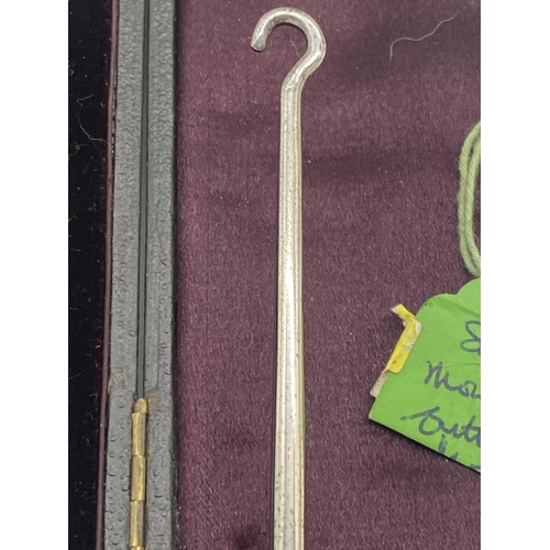 1412 - Sterling silver handled shoe horn and button hook in original presentation case. { Both 17cm L }.