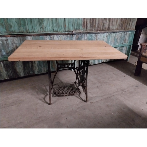 416 - Good quality oak pub table with cast iron singer sewing machine base {74 cm H x 120 cm W x 70 cm D}.