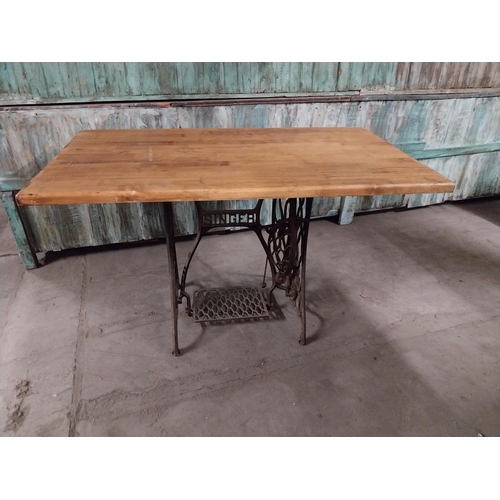 417 - Good quality pine pub table with cast iron singer sewing machine base {74 cm H x 120 cm W x 70 cm D}... 