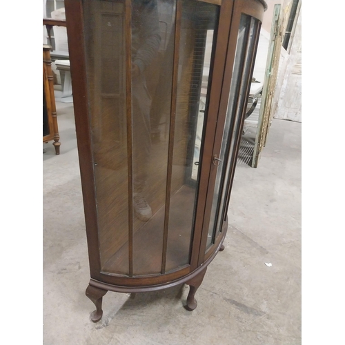 567 - 1950s mahogany display cabinet with two glazed doors raised on cabriole legs {118 cm H x 89 cm W x 4... 