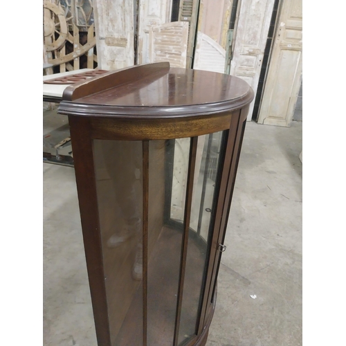 567 - 1950s mahogany display cabinet with two glazed doors raised on cabriole legs {118 cm H x 89 cm W x 4... 