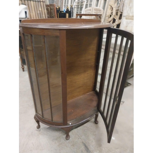 567 - 1950s mahogany display cabinet with two glazed doors raised on cabriole legs {118 cm H x 89 cm W x 4... 