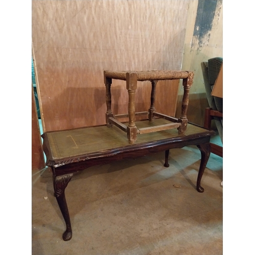 639 - 1980s mahogany coffee table with inset leather top and wooden footstool {43, 35  cm H x 97, 37  cm W... 