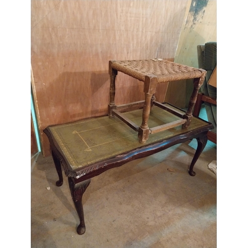 639 - 1980s mahogany coffee table with inset leather top and wooden footstool {43, 35  cm H x 97, 37  cm W... 