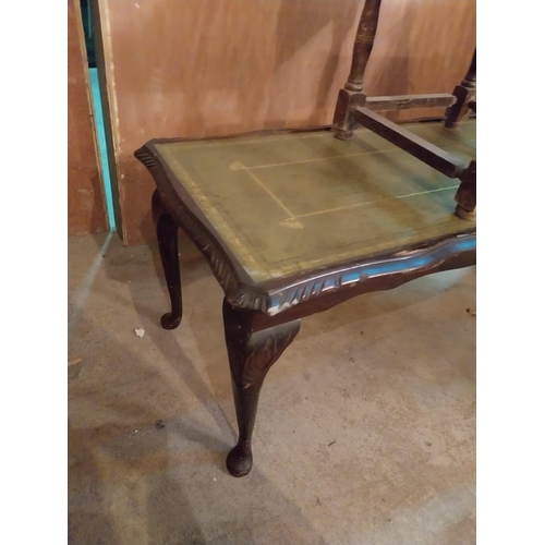 639 - 1980s mahogany coffee table with inset leather top and wooden footstool {43, 35  cm H x 97, 37  cm W... 