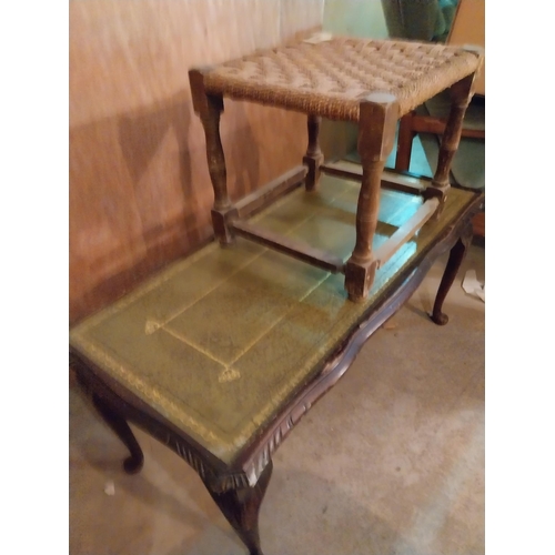 639 - 1980s mahogany coffee table with inset leather top and wooden footstool {43, 35  cm H x 97, 37  cm W... 