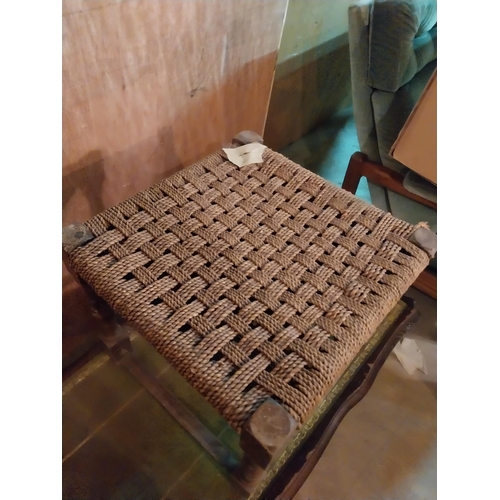 639 - 1980s mahogany coffee table with inset leather top and wooden footstool {43, 35  cm H x 97, 37  cm W... 