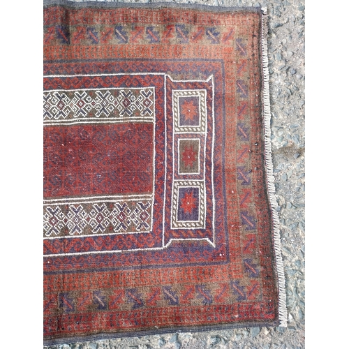 160A - Good quality decorative Persian rug {121cm W x 89cm L}