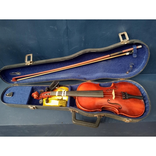 304 - Violin in case {H 6cm x W 56cm x D 18cm }.