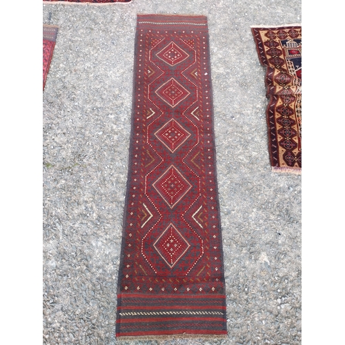 620A - Good quality decorative carpet runner {240cm W x 60cm L}