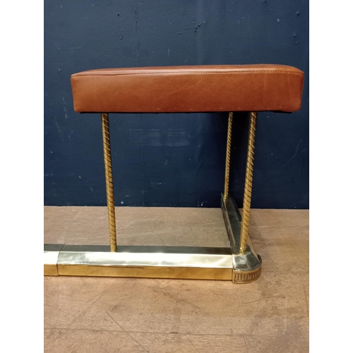 89 - Brass club fender with upholstered leather seats {H 45cm x W 137cm x D 47cm inside W 121cm x D 38cm ... 