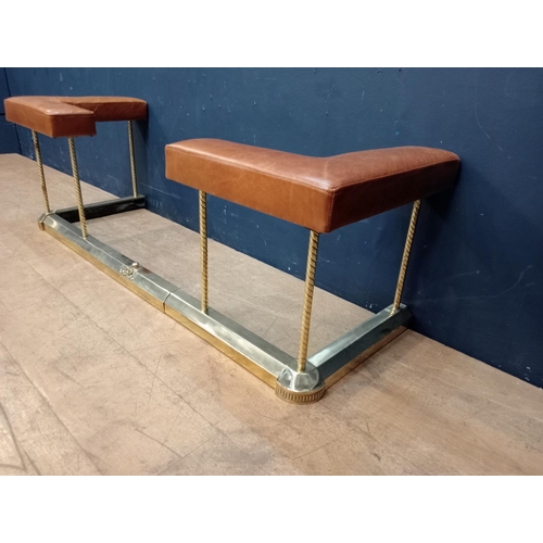 89 - Brass club fender with upholstered leather seats {H 45cm x W 137cm x D 47cm inside W 121cm x D 38cm ... 