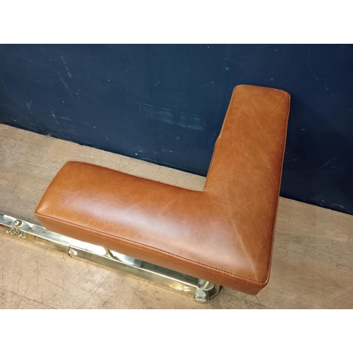 89 - Brass club fender with upholstered leather seats {H 45cm x W 137cm x D 47cm inside W 121cm x D 38cm ... 