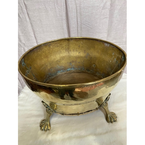 169A - Decorative brass log bucket raised on claw feet. {30 cm H x 47 cm W x 37 cm D}.