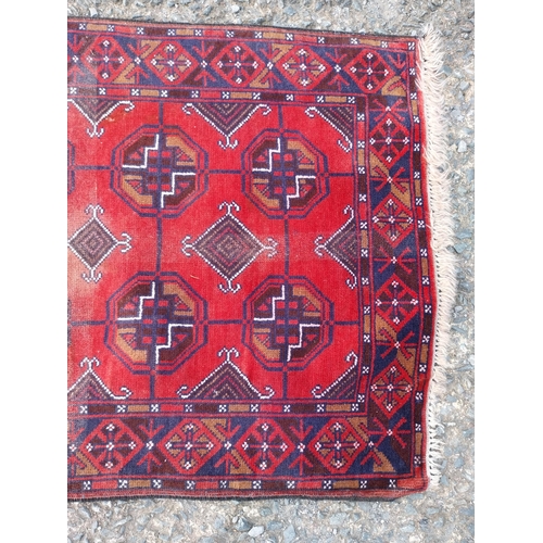 340 - Good quality decorative Persian rug {130cm W x 80cm L} (not available to view in person).