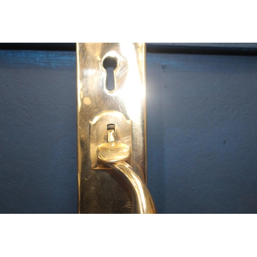 421 - Pair of brass door latches {H 30cm x W 5cm X D 6cm}.