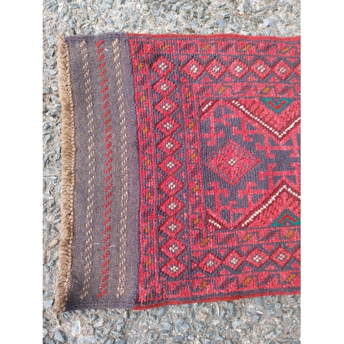 740 - Good quality decorative carpet runner {260cm W x 60cm L} (not available to view in person).