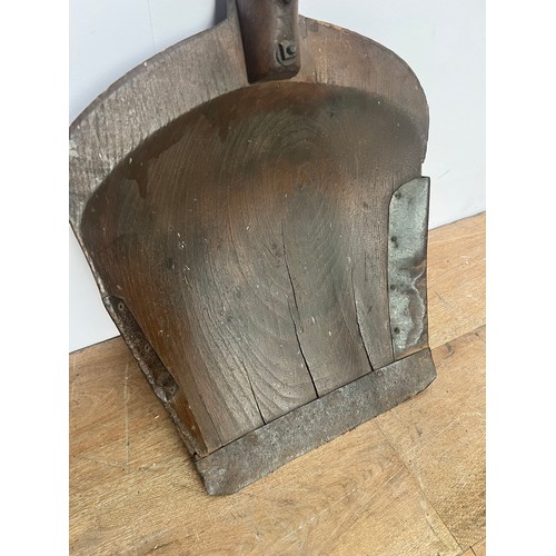 13 - 18th c. oak Grain shovel. {H 11cm x W 33cm }.