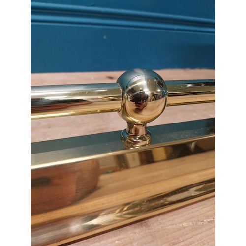 373 - Exceptional quality brass club fender with upholstered leather seating. {38 cm H x 142 cm W  x 43 cm... 