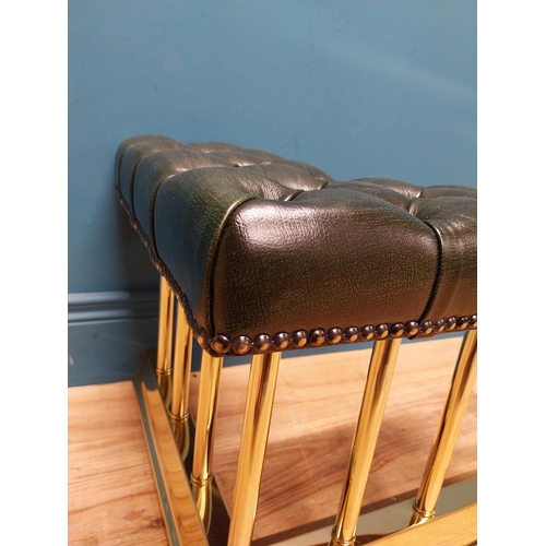 373 - Exceptional quality brass club fender with upholstered leather seating. {38 cm H x 142 cm W  x 43 cm... 