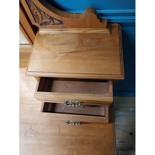 475 - Edwardian mahogany dressing table with mirror. {178 cm H x120 cm W x 56 cm D}.