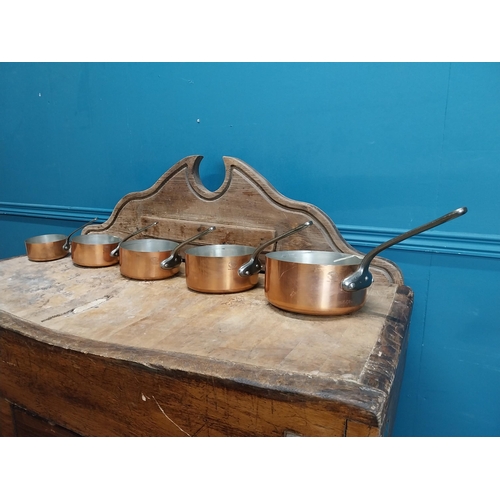 512 - Good quality set of five graduated copper saucepans. {19 cm H x 34 cm W x 18 cm D to 10 cm H x 20 cm... 