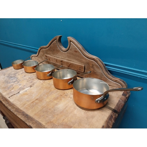 512 - Good quality set of five graduated copper saucepans. {19 cm H x 34 cm W x 18 cm D to 10 cm H x 20 cm... 