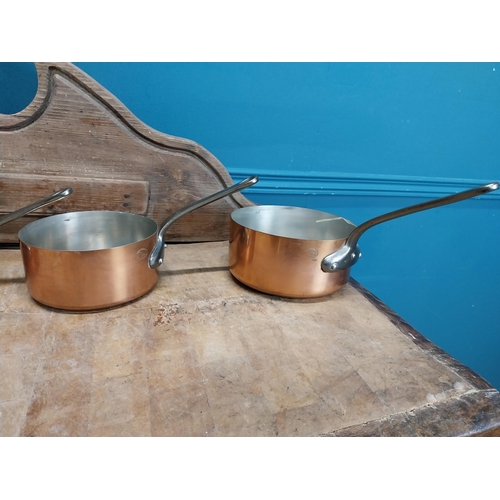 512 - Good quality set of five graduated copper saucepans. {19 cm H x 34 cm W x 18 cm D to 10 cm H x 20 cm... 