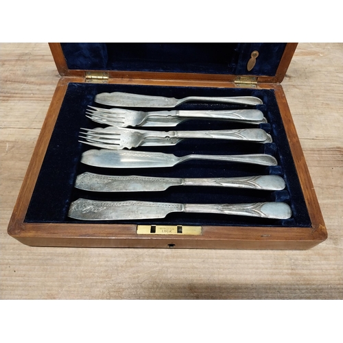 538 - Edwardian oak cased cutlery set.