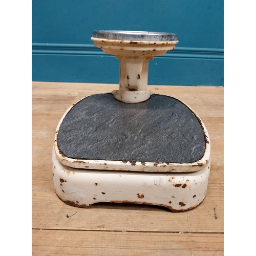 579 - 1950's cast iron scales. {20 cm H x 40 cm W x 40 cm D}.