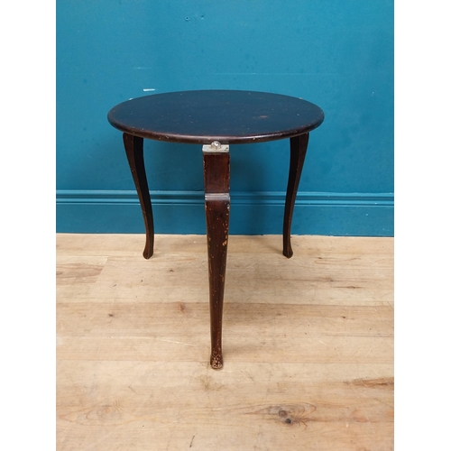 580 - Retro mahogany lamp table on three outswept feet. {44 cm H x 48 cm Dia.}.