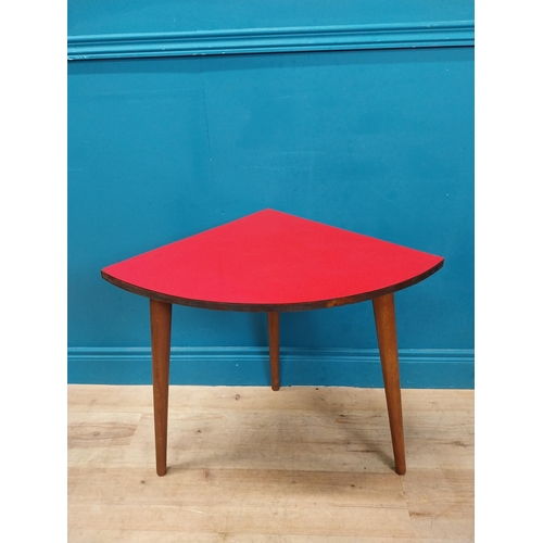 599 - Retro corner table raised on three tapered legs. {61 cm H x 66 cm W x 47 cm D}.