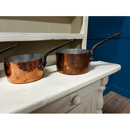 8 - Exceptional quality set of five graduated copper saucepans with metal handles {Largest: 21cm H x 20c... 