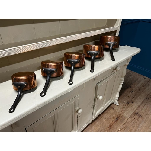 8 - Exceptional quality set of five graduated copper saucepans with metal handles {Largest: 21cm H x 20c... 