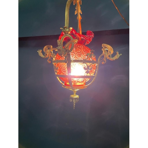 134 - Good quality Edwardian gilded brass hanging light fitting with ruby glass shade {}.