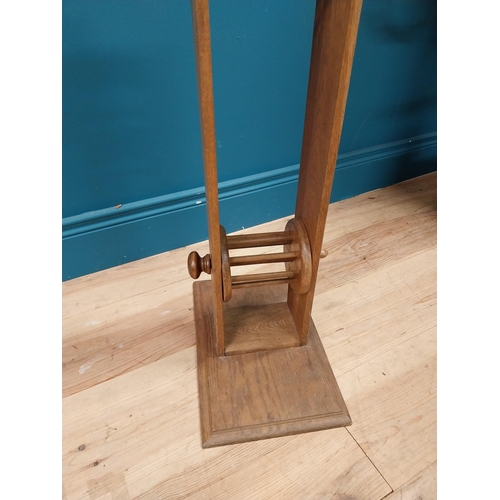 316 - 20th C. oak wool winder. {78 cm H x 25 cm W x 26 cm D}.