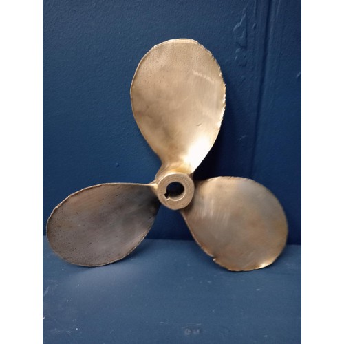 648 - Propeller {H 19cm x W23cm x D 1cm}.