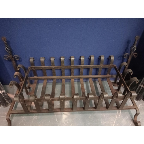 605 - Wrought iron grate {H 32cm x W 80cm x D 30cm } (NOT AVAILABLE TO VIEW IN PERSON)