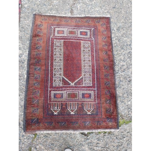 621 - Good quality decorative Persian rug {121cm W x 89cm L} (not available to view in person).