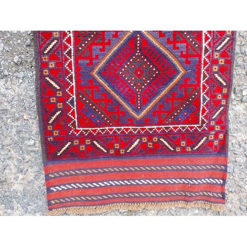 180A - Good quality decorative carpet runner {254cm W x 62cm L} (not available to view in person).