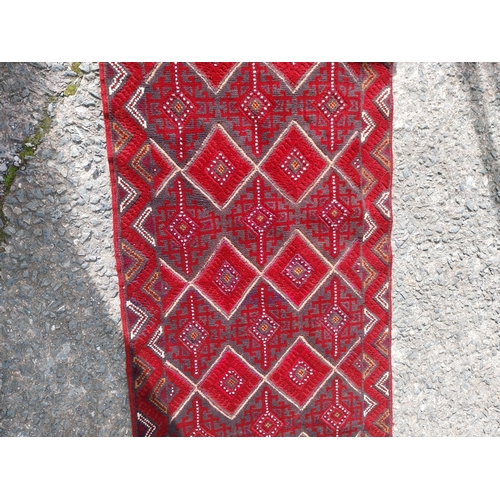 330A - Good quality decorative carpet runner {373cm W x 75cm L} (not available to view in person).